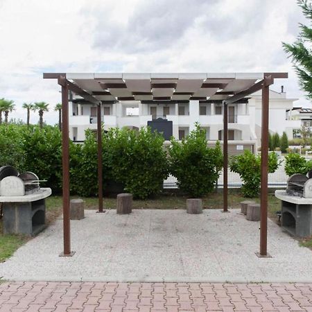 Terraced House In The Ca' Del Pino Holiday Complex With Communal Pool In ビビオーネ エクステリア 写真