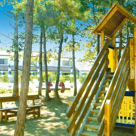 Terraced House In The Ca' Del Pino Holiday Complex With Communal Pool In ビビオーネ エクステリア 写真