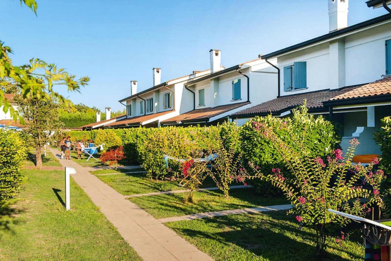 Terraced House In The Ca' Del Pino Holiday Complex With Communal Pool In ビビオーネ エクステリア 写真
