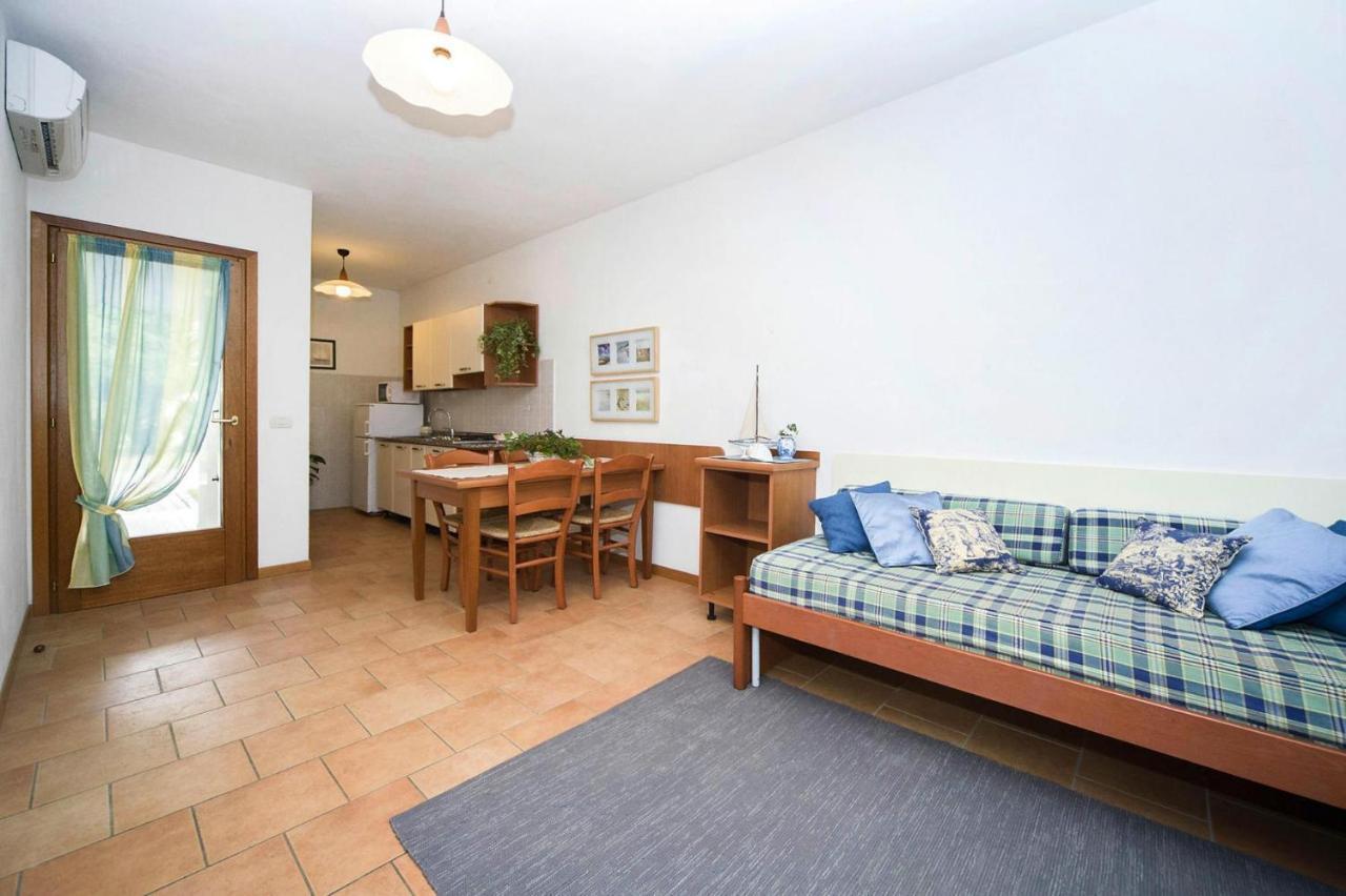 Terraced House In The Ca' Del Pino Holiday Complex With Communal Pool In ビビオーネ エクステリア 写真
