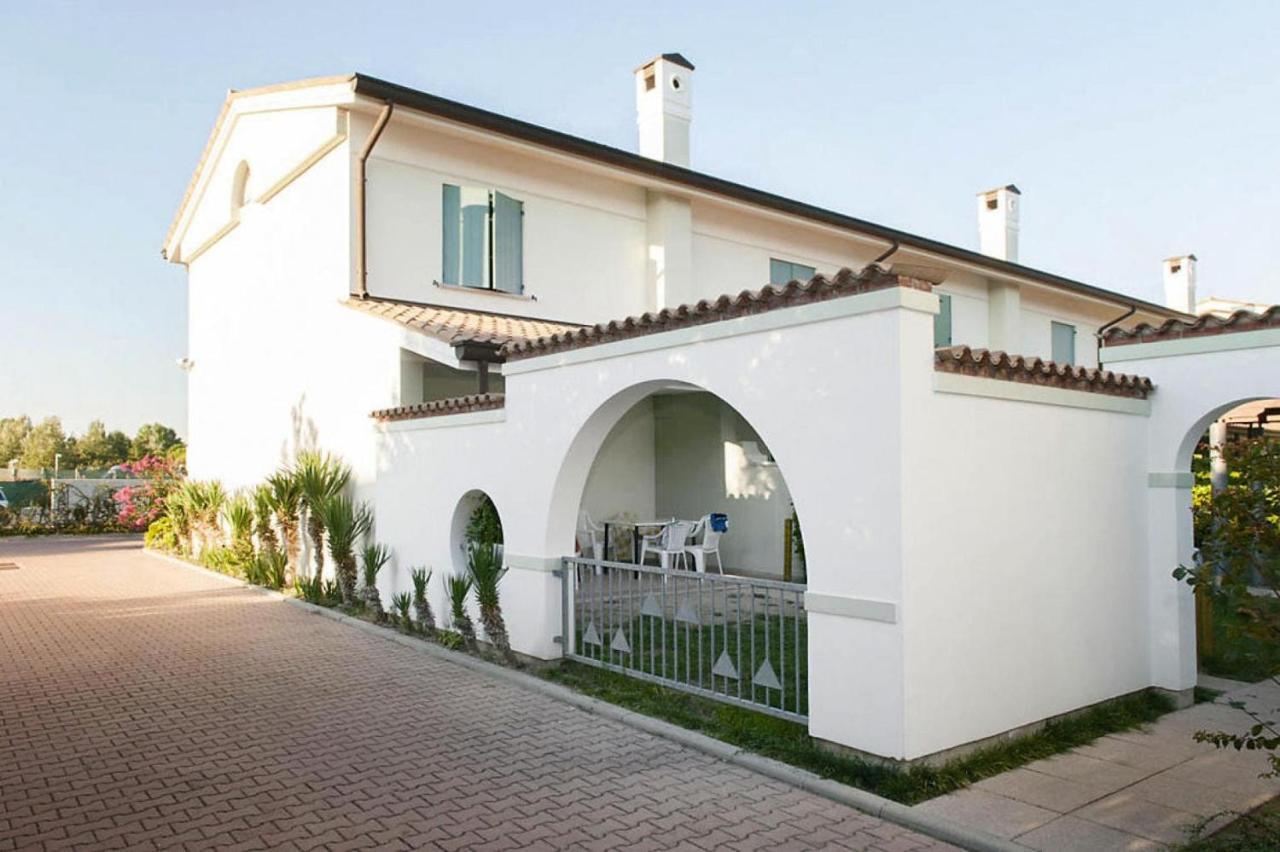 Terraced House In The Ca' Del Pino Holiday Complex With Communal Pool In ビビオーネ エクステリア 写真