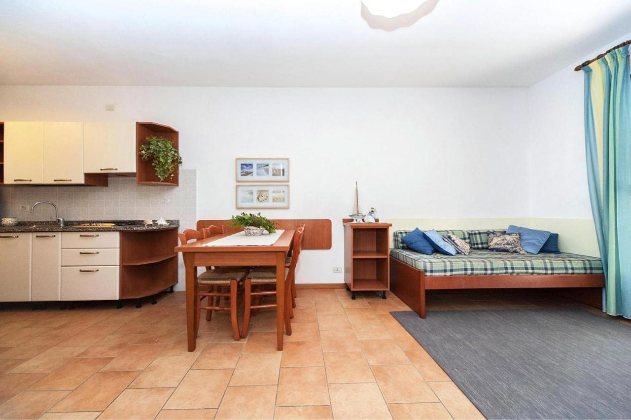Terraced House In The Ca' Del Pino Holiday Complex With Communal Pool In ビビオーネ エクステリア 写真