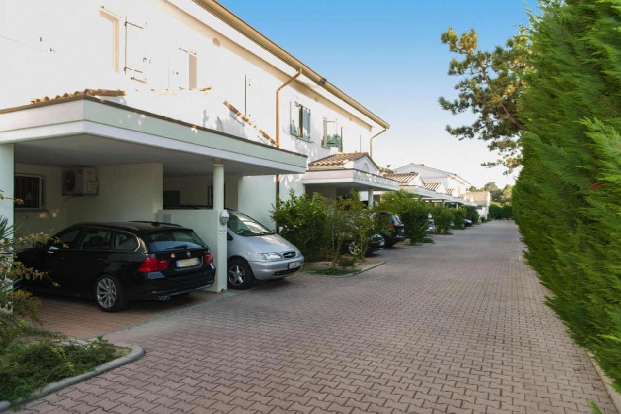 Terraced House In The Ca' Del Pino Holiday Complex With Communal Pool In ビビオーネ エクステリア 写真